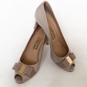Salvatore Ferragamo Leather Pola Vera Bow Peep Toe Pump Size 8.5B